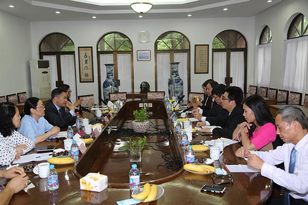 越南宗教委代表团访问华东神学院 越南宗教委代表团访问华东神学院